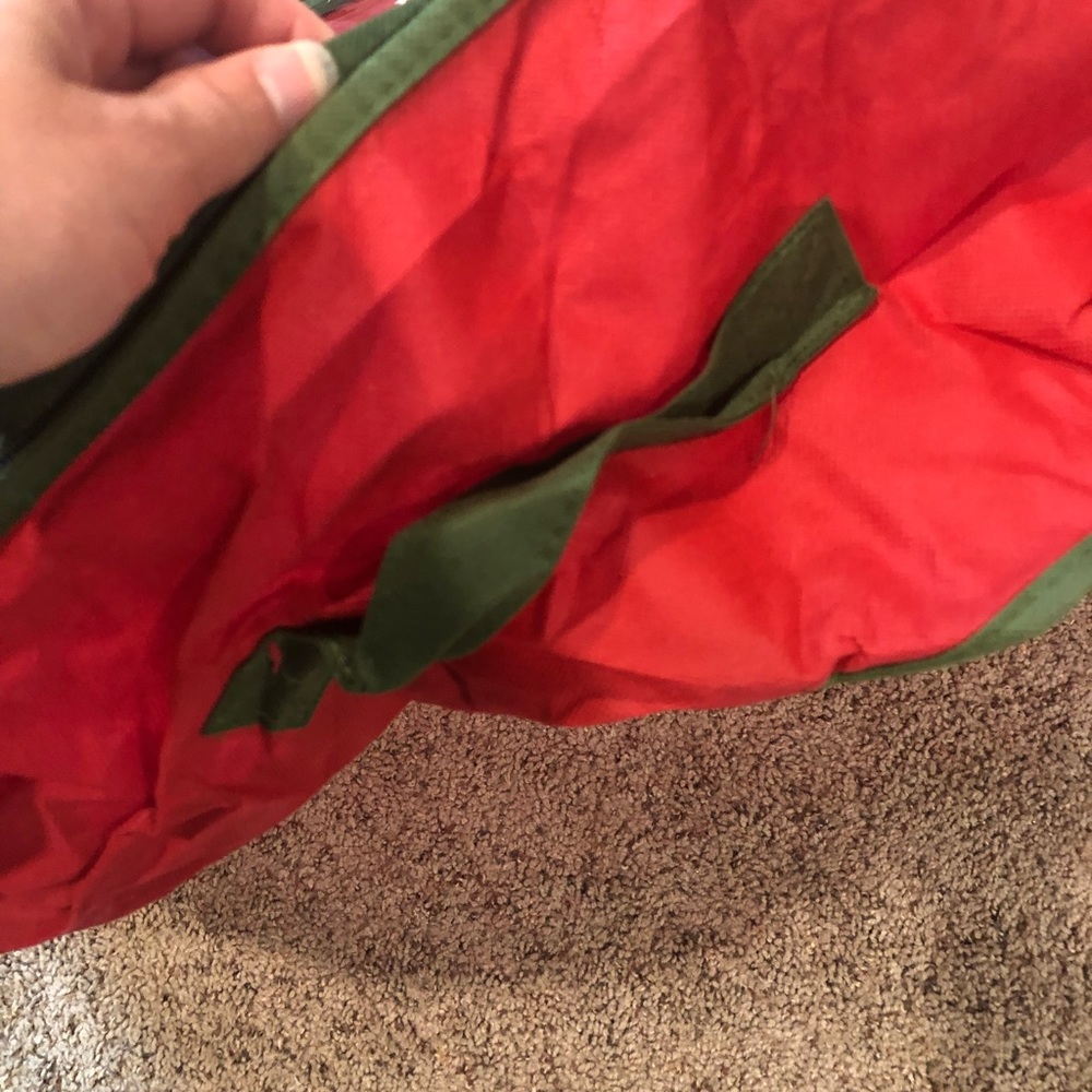 Wreath storage holds 30 inch wreaths - Picture 2 of 4